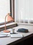 Lampe de bureau scandinave en bois et métal jaune | Syn - Delisse