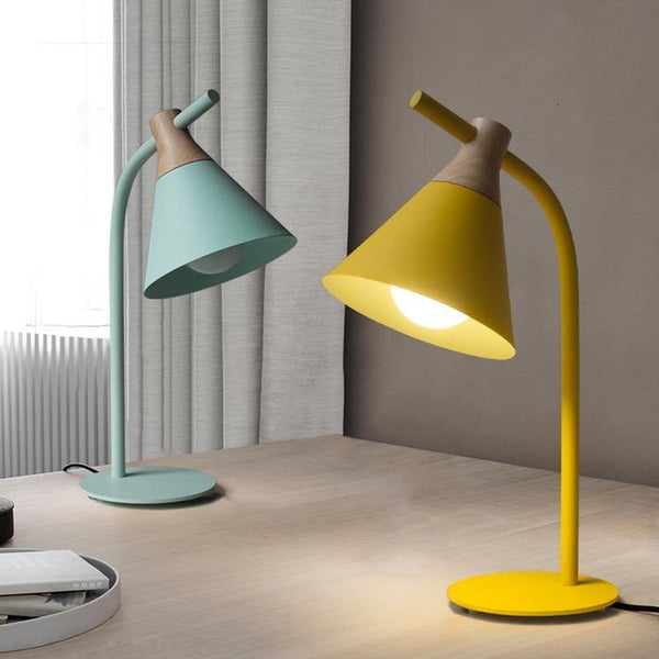 Lampe de bureau scandinave en bois et métal jaune | Syn